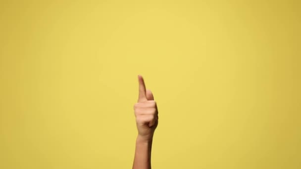 una mano contando hasta cinco sobre fondo amarillo - Metraje, vídeo