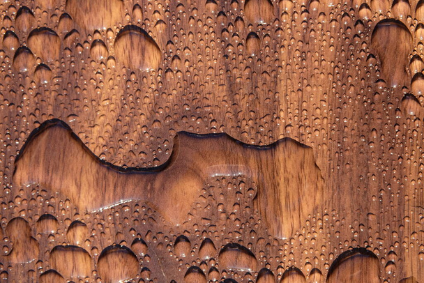 Contas de água em uma superfície de madeira escura - Foto, Imagem