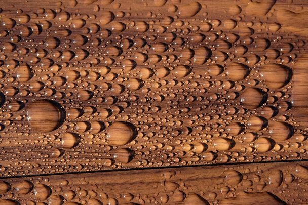 Korálky vody na tmavém dřevěném povrchu - Fotografie, Obrázek
