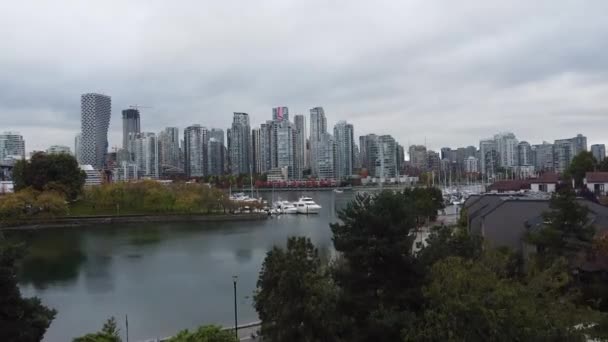 Foto aérea del centro de Vancouver en un día nublado gris. Camino de carrera en frente - Metraje, vídeo