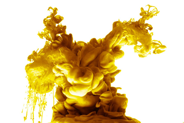 inkoust ve vodě žluté abstraktní pozadí kouř izolované - Fotografie, Obrázek