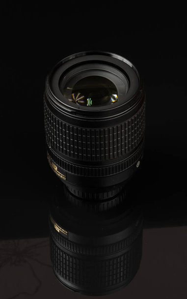 estúdio, imagem do produto, lente SLR sobre um fundo preto - Foto, Imagem