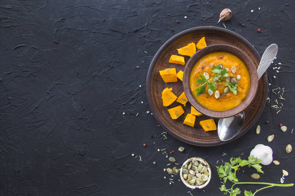 Pyszna zdrowa zupa dyniowa, zioła i składniki do dania. Kreatywna dekoracja atmosferyczna - Zdjęcie, obraz