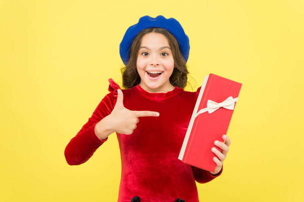 look at that. successful shopping time. happy childhood. smiling french teen girl in beret pointing finger on present box. parisian kid with gift. elegant child having birthday. fashion and beauty - Fotografie, Obrázek