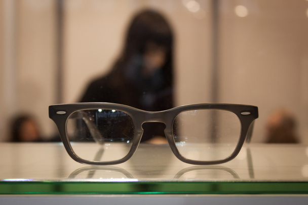 御堂 2014年ミラノ、イタリアでディスプレイ上の眼鏡 - 写真・画像
