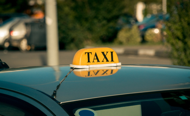 Znak taksówki na samochodzie - Zdjęcie, obraz