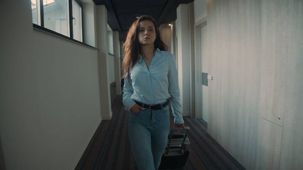 Hübsche Frau sucht Hotelzimmer. Entschlossenes Mädchen zieht Kofferkorridor - Foto, Bild