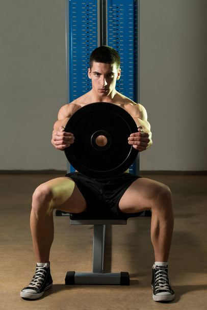 Exercise For Shoulders Front Plate Raise - Foto, afbeelding