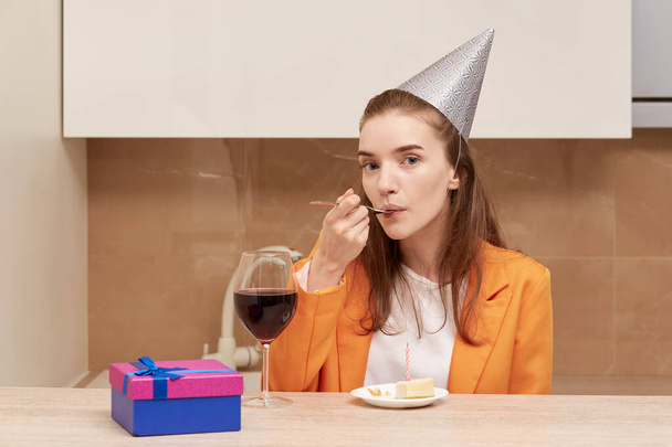 Beautiful young girl celebrates her birthday sitting at home. - Foto, Bild