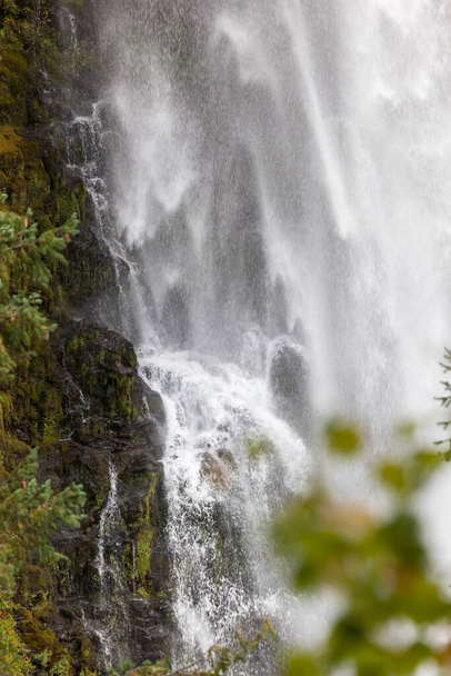 Κοντινές λεπτομέρειες για γρήγορη κίνηση του νερού στο Mill Creek Falls cascading πάνω από ένα βράχο γκρεμό και πιτσιλίζει το δρόμο της προς το Rogue River στο Prospect, Όρεγκον. - Φωτογραφία, εικόνα
