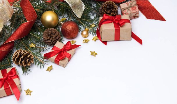 Piękne tło świąteczne z prezentami i dekoracjami - Zdjęcie, obraz
