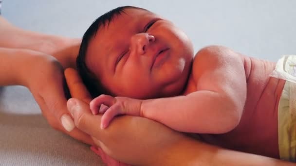 Feliz conceito de família. Adorável menino recém-nascido dormindo nos braços de seus pais. Mãos adultas segurando criança recém-nascida. Infância, infância, paternidade, maternidade. 4 k vídeo - Filmagem, Vídeo