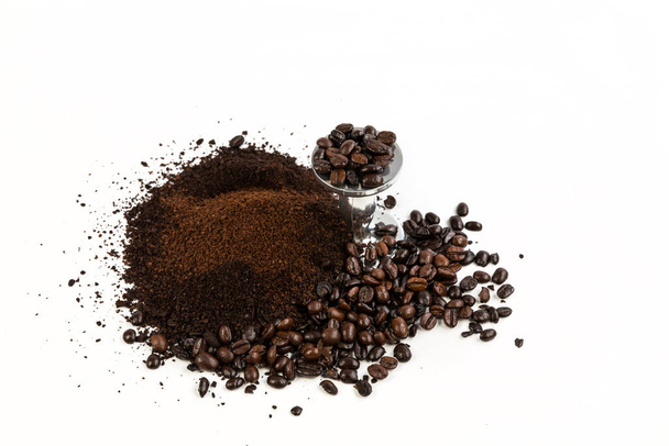 Kaffeebohnen und Kaffeesatz gestapelt durch einen Espressomaschinen von oben nach unten Ansicht - Foto, Bild