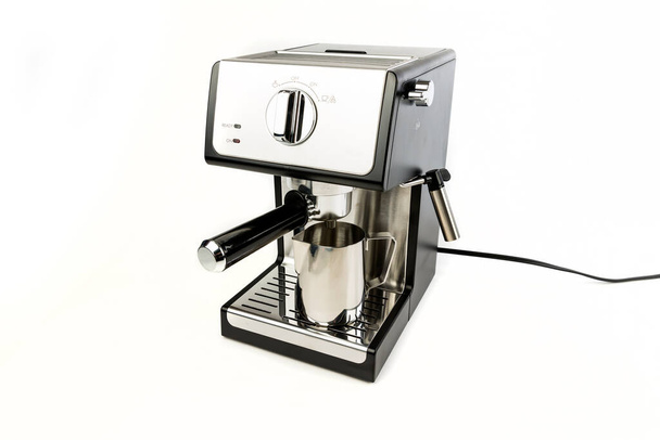 Espressomaschine mit Filter an Ort und Stelle und dampfende Tasse unter Halter abgewinkelte Ansicht - Foto, Bild