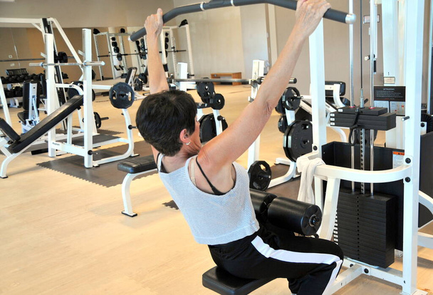Mature female beauty working out inside a health club. - Photo, Image