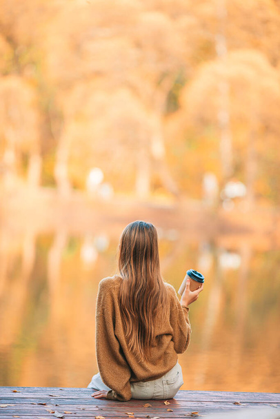 Fall käsite - kaunis tyttö syksyllä puistossa järvellä - Valokuva, kuva