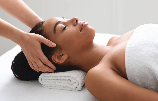 Femme masseuse massage détendu noir dame tête - Photo, image
