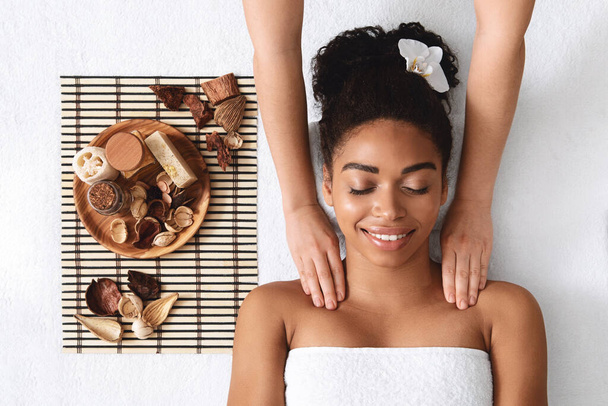 Zrelaksowana Afroamerykanka korzystająca z masażu ciała w spa - Zdjęcie, obraz
