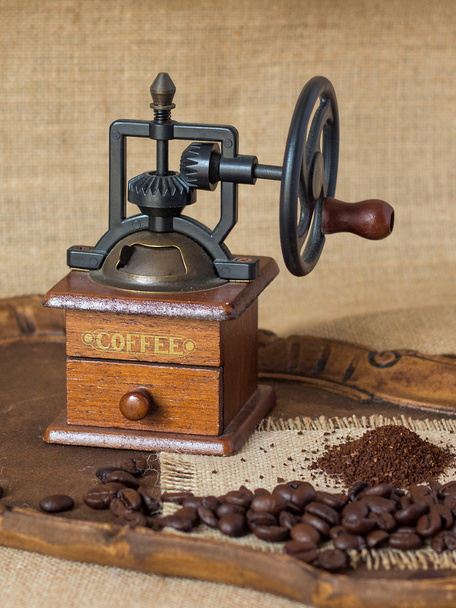 Antiikki Manuaalinen kahvimylly
 - Valokuva, kuva