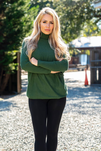 Nádherná blondýnka modelky pózuje venku ve svých podzimních šatech - Fotografie, Obrázek