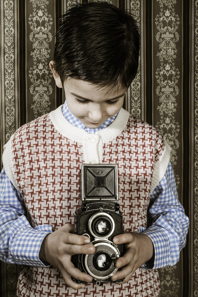 Niño tomando fotos con cámara vintage
 - Foto, imagen