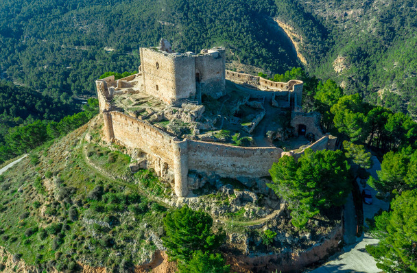 Vista aérea del castillo de Jalance en España en una colina del siglo XII que consta de patio interior del castillo, pared exterior de forma irregular con torre redonda - Foto, Imagen