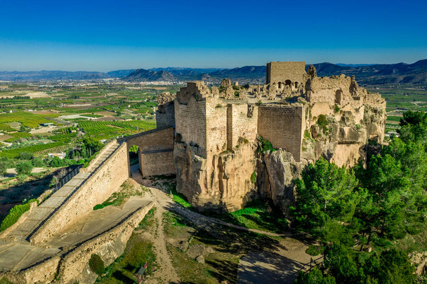 Légi kilátás történelmi Montesa vár, gótikus kastély rom Valencia tartomány Spanyolország - Fotó, kép
