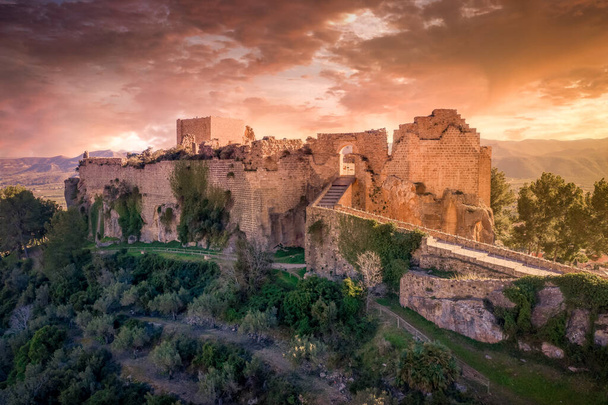 Ilmakuva historiallisesta Montesan linnasta, Goottilainen linna pilalla Valencian maakunnassa Espanja - Valokuva, kuva