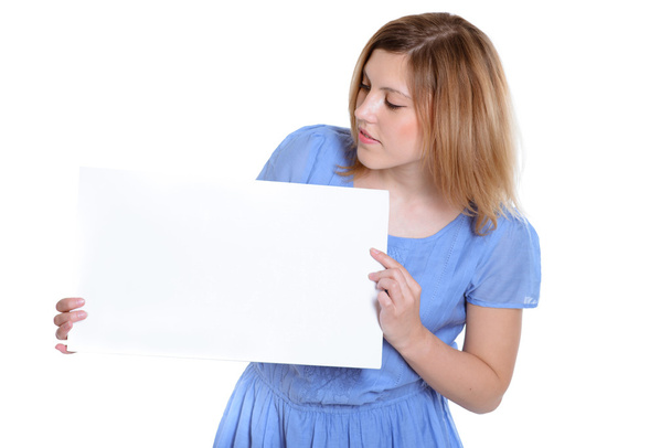 πορτρέτο του μια εύθυμη νεαρή γυναίκα μελαχρινή, κρατώντας ένα λευκό κενές - Φωτογραφία, εικόνα