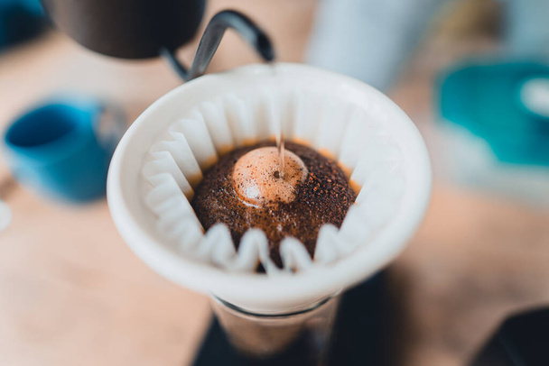 Kahve damlatan barmen ve yavaş kahve barı tarzı.  - Fotoğraf, Görsel