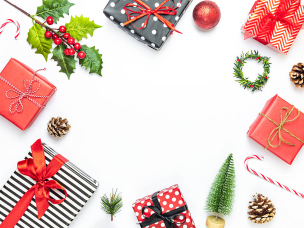 Boîtes cadeaux enveloppées dans du papier rayé et pointillé noir et blanc et rouge sur fond blanc. Cadeaux de Noël et préparation d'ornements. Espace de copie. - Photo, image