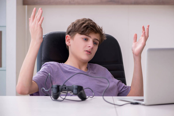 Iskolásfiú játszik számítógépes játékok otthon - Fotó, kép