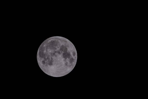 Фото Луны в ночном небе - Фото, изображение