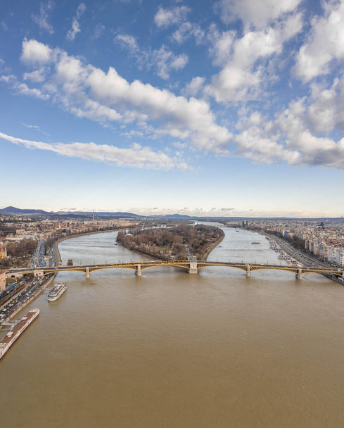 Drone aérea tiro de Margret Bridge sobre o Danúbio em Budapeste inverno hora da manhã com nublado - Foto, Imagem