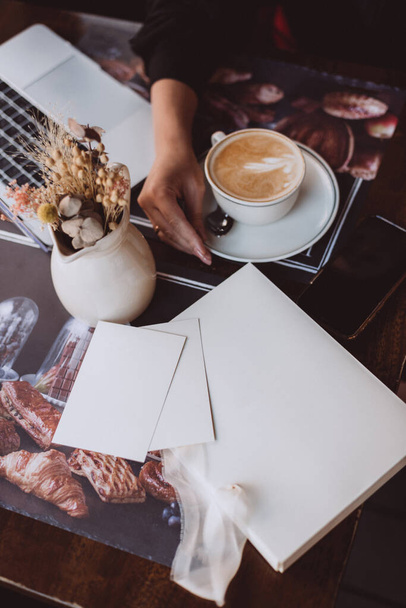 mujer de negocios con portátil disfruta de una taza de café en un café durante la pausa para el almuerzo en otoño. Enfoque selectivo suave, ruido artístico. - Foto, Imagen
