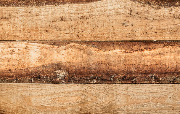 Horizontálně položené nehoblované borovicové prkno pro drsnou práci. Přírodní dřevěné drsné pozadí. Detailní záběr. - Fotografie, Obrázek