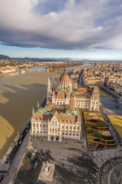 Veduta aerea di piazza Kossuth Lajos dal Parlamento ungherese a Budapest bagliore mattutino - Foto, immagini