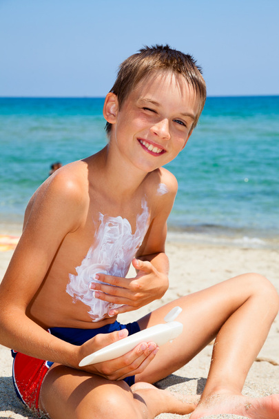 chłopiec stosowania ochrony przeciwsłonecznej - Zdjęcie, obraz