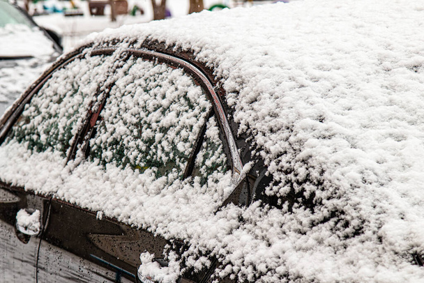 Araba kar fırtınasında karla kaplı. Şiddetli kar yağışı. - Fotoğraf, Görsel
