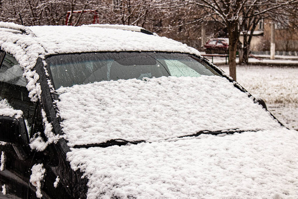 Araba kar fırtınasında karla kaplı. Şiddetli kar yağışı. - Fotoğraf, Görsel