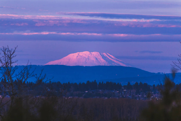 Le coucher de soleil violet et rose illumine un mont St. Helens enneigé à Washington, États-Unis. Capturé du nord de Portland, Oregon, États-Unis. - Photo, image