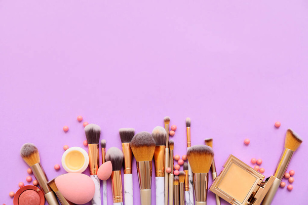 Set Make-up-Pinsel mit dekorativer Kosmetik auf farbigem Hintergrund - Foto, Bild