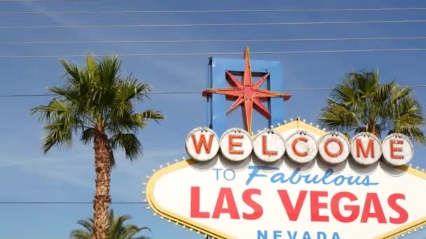 Witamy w bajecznym Las Vegas retro neon znak w kurorcie turystycznym hazard, USA. Słynny baner vintage jako symbol kasyna, gry losowe, gry pieniężne i zakłady hazardowe. Litery na tablicy ogłoszeń - Materiał filmowy, wideo