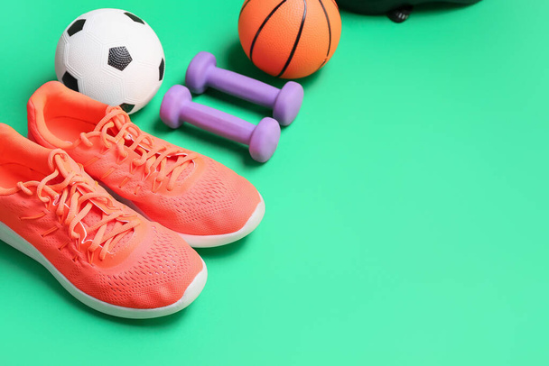 色の背景にスポーツ用品のセット - 写真・画像