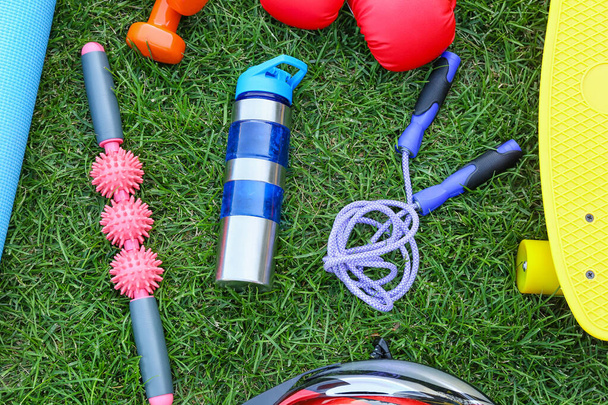 Conjunto de equipamentos esportivos na grama verde - Foto, Imagem