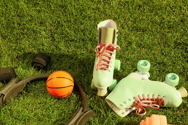 Sada sportovního vybavení na zelené trávě - Fotografie, Obrázek