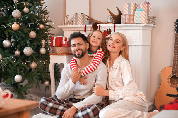 Nuori perhe kotona jouluaattona - Valokuva, kuva