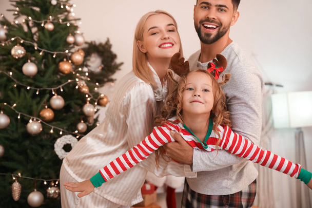 Щаслива молода сім'я вдома на Різдво
 - Фото, зображення