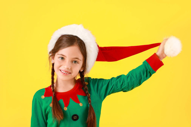Schattig klein meisje verkleed als elf op kleur achtergrond - Foto, afbeelding