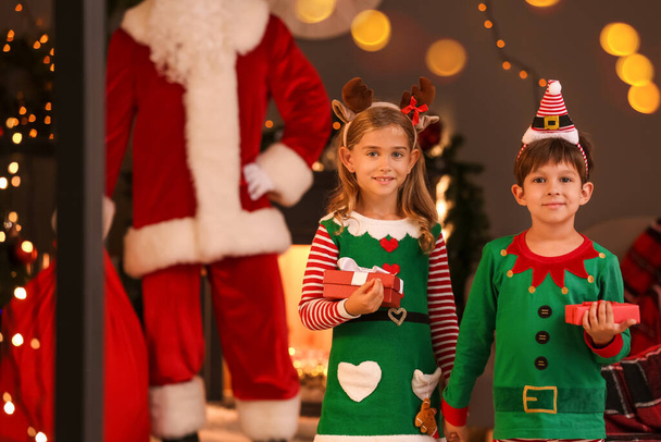 Evde Noel hediyeleri olan sevimli küçük elfler. - Fotoğraf, Görsel